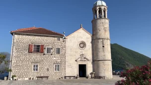 岩石上的圣母教堂 黑山Gospa Skrpjela岛 高质量的4K镜头 — 图库视频影像