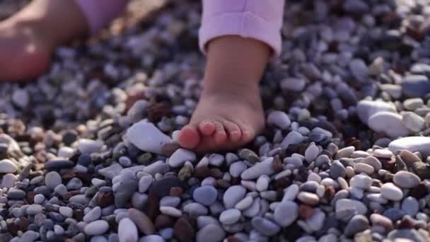 Голі Ноги Маленької Дитини Сидить Гальковому Пляжі Високоякісні Кадри — стокове відео