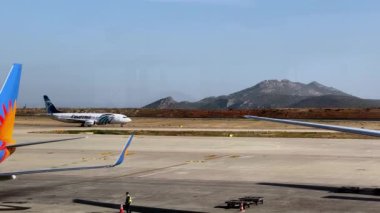 Yolcu uçağı, dağların arka planına karşı podyuma çıkıyor. Yüksek kalite 4k görüntü