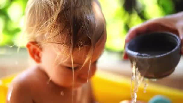 Mamá Vierte Agua Cabeza Una Niña Entrecerrada Sentada Lavabo Imágenes — Vídeo de stock