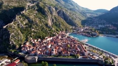 Yeşil dağların yakınındaki körfezin kıyısındaki tatil köyü Kotor 'da. Karadağ. Yüksek kalite 4k görüntü