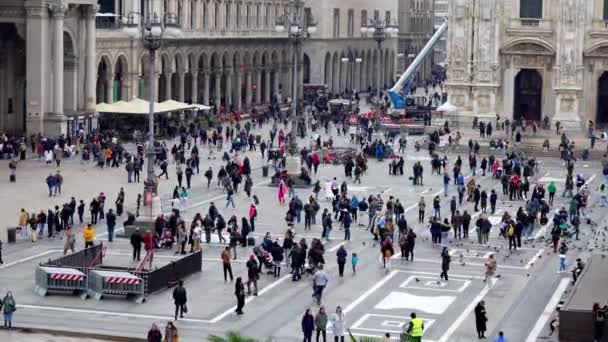 多くの観光客がドゥオーモの前の広場を歩いています ミラノ イタリア 高品質4K映像 — ストック動画