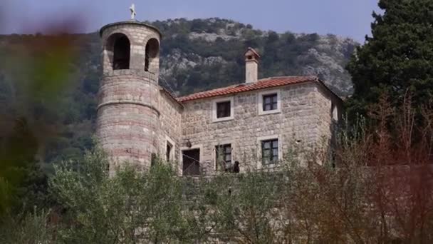 Rahip Dağların Eteğindeki Eski Bir Taş Kilisenin Çanlarını Çalıyor Yüksek — Stok video