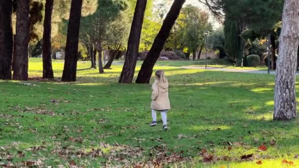 Meisje Rent Langs Het Groene Gras Het Park Een Papieren — Stockvideo