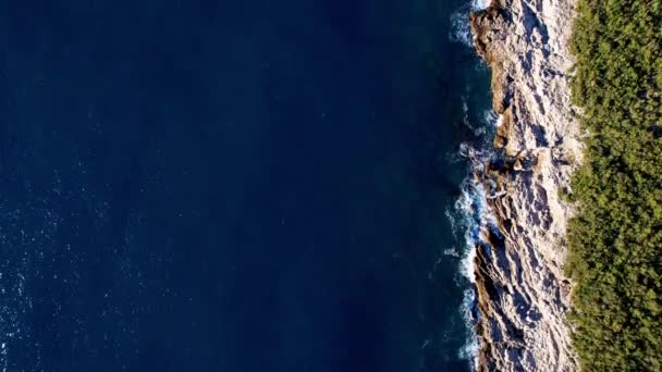 Blue Sea Hits Rocky Shore Top View High Quality Footage — Stock Video