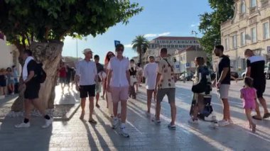 Turistler eski kentin kaldırımlı caddesi boyunca yürürler. Yüksek kalite 4k görüntü