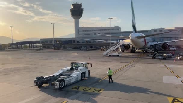 Caminhões Serviços Aeroporto Dirigem Perto Aeronave Imagens Alta Qualidade — Vídeo de Stock