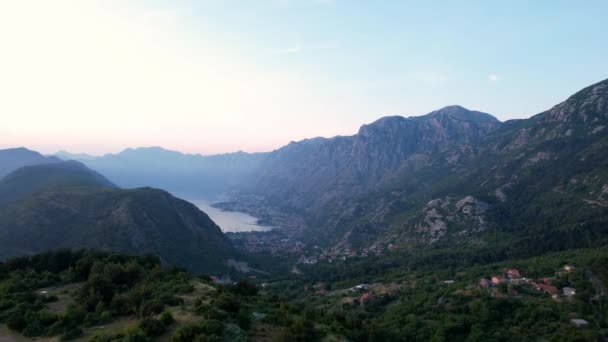 Útulné Domy Údolí Kotorského Zálivu Mezi Zelenými Horami Černá Hora — Stock video