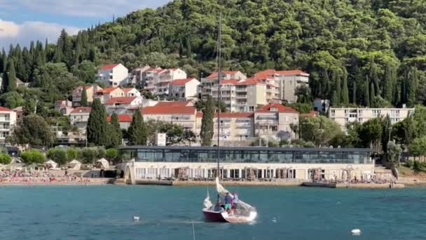 Jacht Żaglowy Zamienia Się Morze Płynie Wzdłuż Wybrzeża Kurortu Podnóża — Wideo stockowe