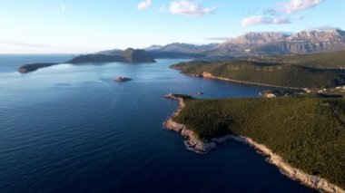 Kotor Körfezi 'nin ağzında Mamula adası ve yeşil dağ sıraları var. Drone. Yüksek kalite 4k görüntü