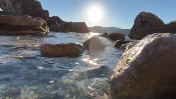 Água Mar Lava Grandes Rochas Contra Pano Fundo Das Montanhas — Vídeo de Stock