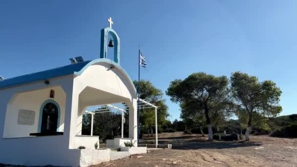 Kleine Griechische Kirche Einem Grünen Park Hochwertiges Filmmaterial — Stockvideo