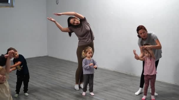 Moeders Met Kinderen Dansen Een Aerobicslessen Hoge Kwaliteit Beeldmateriaal — Stockvideo