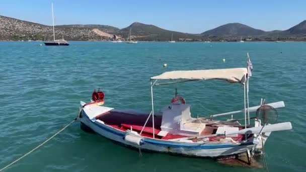 Kleine Vissersboot Met Roeispanen Zwaait Golven Bij Ligplaats Hoge Kwaliteit — Stockvideo
