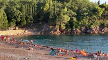 Sveti Stefan adasına bakan deniz kıyısındaki kumsal. Karadağ. Yüksek kalite 4k görüntü