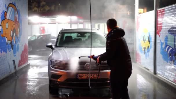 Motorista Lava Carro Com Uma Mangueira Numa Lavagem Carros Self — Vídeo de Stock