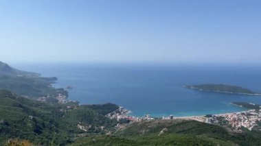 Dağdan vadiye, mavi denizin ufukla birleştiği yere bak. Yüksek kalite 4k görüntü