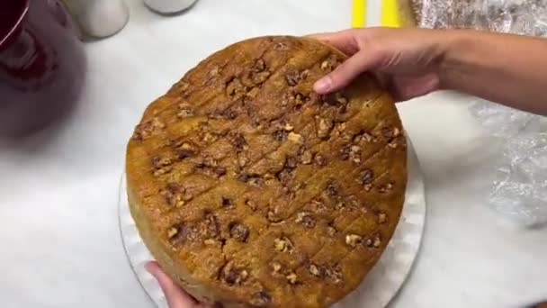 Gospodyni Domowa Przykrywa Tort Rozmazany Śmietaną Wysokiej Jakości Materiał — Wideo stockowe