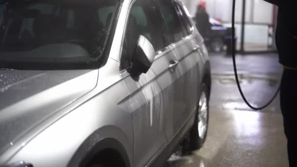 Limpador Lavagem Carro Com Uma Mangueira Uma Lavagem Carro — Vídeo de Stock
