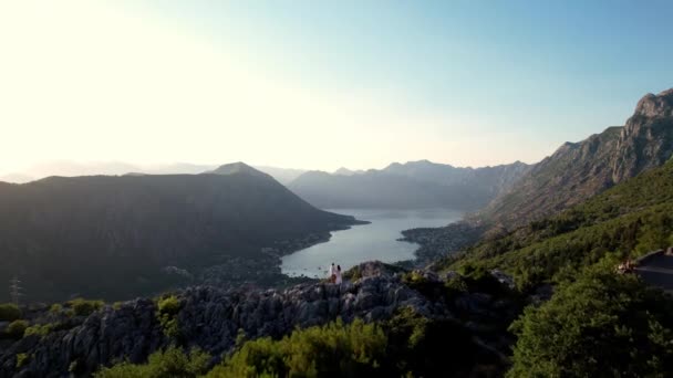 Pan Młody Przytula Pannę Młodą Skale Widokiem Zatokę Kotor Czarnogóra — Wideo stockowe