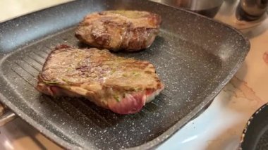 Biberiyeli et fileto parçaları buharlı bir tavada kızartılır. Yüksek kalite 4k görüntü