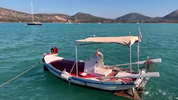 Petit Bateau Rames Balançant Sur Une Corde Amarrée Dans Mer — Video
