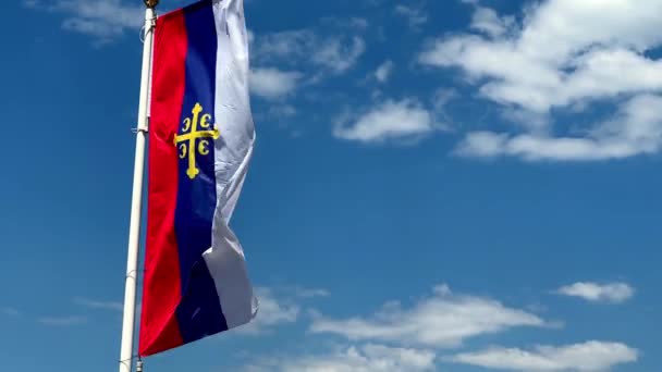 Bandeira Igreja Ortodoxa Sérvia Flutua Mastro Bandeira Vento Imagens Alta — Vídeo de Stock