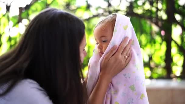 Mama Wyciera Małą Dziewczynkę Kąpieli Ręcznikiem Całuje Jej Nos Wysokiej — Wideo stockowe