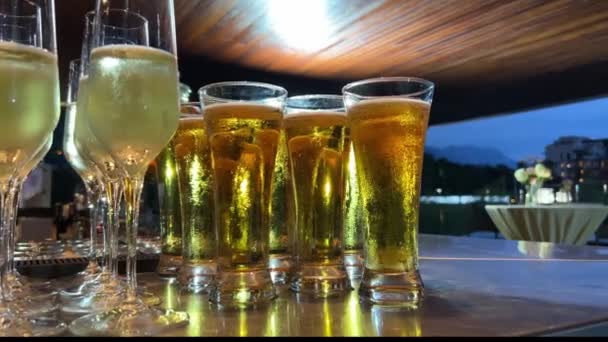 Glas Champagne Mokken Bier Liggen Tafel Hoge Kwaliteit Beeldmateriaal — Stockvideo