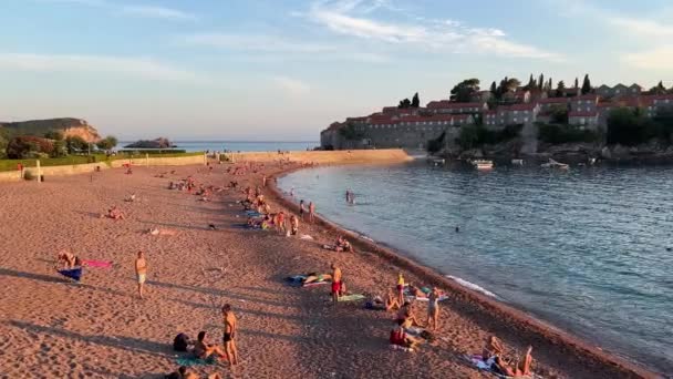 Turistler Isthmus Yakınlarında Sveti Stefan Adasına Kadar Kumsalda Güneşleniyorlar Karadağ — Stok video