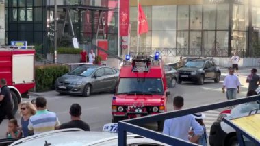 Kırmızı ışıklı itfaiye aracı yanan bir binaya doğru gidiyor. Yüksek kalite 4k görüntü