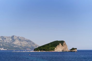 Kotor Körfezi 'ndeki yeşil tepelik St. Nicholas adası. Karadağ. Yüksek kalite fotoğraf