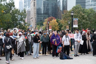 Toronto, Kanada - 18 Ekim 2023: Kentin gökdelenleri arasında, adalet ve insanlık için yankılanan bir yakarış, Torontos 'un Filistin' in yanında durduğunu gösteriyor. Yüksek kalite fotoğraf