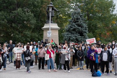 Toronto, Kanada - 18 Ekim 2023: Her adım ve sloganla Toronto, Filistin 'den başlayarak adil bir dünyaya olan sarsılmaz bağlılığını sergiliyor. Yüksek kalite fotoğraf