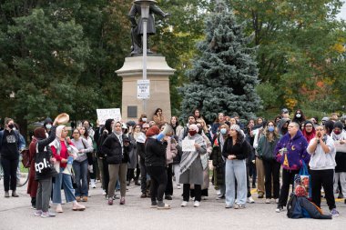 Toronto, Kanada - 18 Ekim 2023: Toronto silueti üzerindeki işaretler ve sembolik bayraklar Filistin haklarına verilen tereddütsüz desteğin bir örneğini oluşturuyor. Yüksek kalite fotoğraf