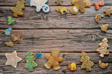 Şekerli kurabiye süsü kaba, tahta bir arka planda yatar. Yüksek kalite fotoğraf
