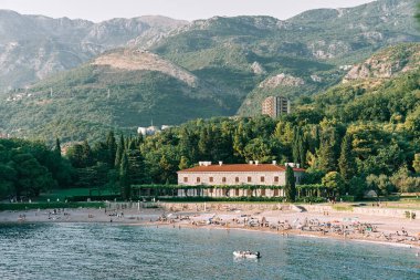 Yeşil dağların eteğindeki Villa Milocer yakınlarındaki Kraliyet plajı. Karadağ. Yüksek kalite fotoğraf