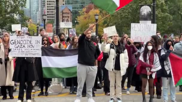 Toronto Canadá Outubro 2023 Com Bandeiras Vozes Levantadas Torontonianos Reúnem — Vídeo de Stock