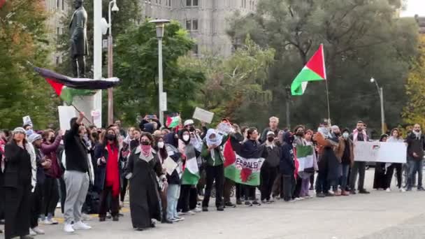 加拿大多伦多 2023年10月18日 加拿大大都会之声 在多伦多举行集会 声援受加沙爆炸影响的巴勒斯坦人 高质量的4K镜头 — 图库视频影像