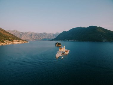 Tekne Kotor Körfezi boyunca Gospa od Skrpjela adasına yelken açar. Karadağ. Yüksek kalite fotoğraf