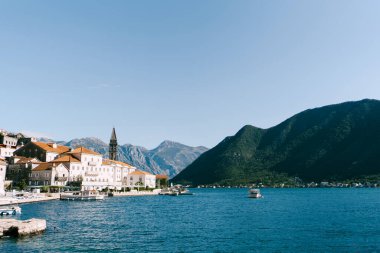 Tekneler eski kasabanın rıhtımına demirlediler. Perast, Karadağ. Yüksek kalite fotoğraf