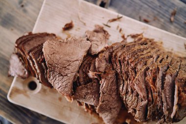 Sulu biftek dilimleri kesme tahtasının üzerinde duruyor. Yüksek kalite fotoğraf