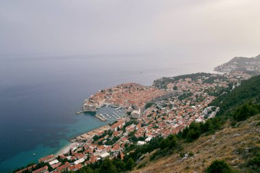 Deniz kıyısındaki dağdan Dubrovnik 'e bak. Hırvatistan. Yüksek kalite fotoğraf