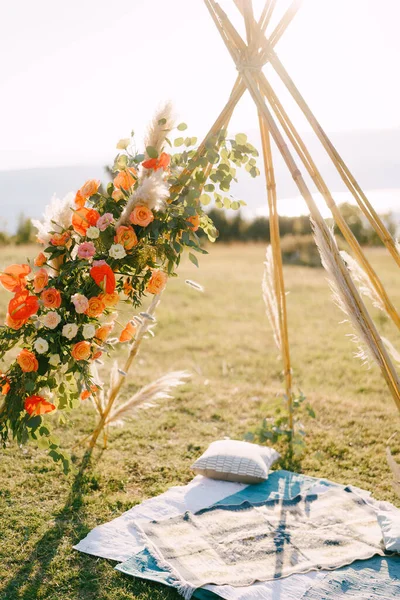 Lengkungan Pernikahan Tipi Dihiasi Dengan Bunga Merah Berdiri Halaman Hijau — Stok Foto