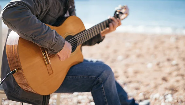 Musisi Memainkan Gitar Akustik Sambil Duduk Kursi Pantai Terpotong Tanpa — Stok Foto