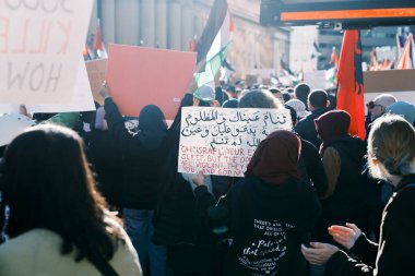 Filistinlilerin Gazze 'deki İsrail saldırısına karşı Toronto' da savaş karşıtı yürüyüş. İsrail-HAMAS savaşını barışçıl bir şekilde protesto ediyor. Protestocular bayrak sallıyor. Filistin soykırımı.