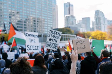 Toronto, Kanada - 28 Ekim 2023: Toronto İsrail 'in Gazze' ye saldırısına karşı Filistin protestosuna tanık oldu. Yüksek kalite fotoğraf
