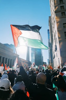 Filistinlilerin Gazze 'deki İsrail saldırısına karşı Toronto' da savaş karşıtı yürüyüş. İsrail-HAMAS savaşını barışçıl bir şekilde protesto ediyor. Protestocular bayrak sallıyor. Filistin soykırımı.