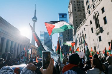 Toronto, Kanada - 28 Ekim 2023: İsrail-Hamas savaşı: Binlerce kişi Filistin yanlısı protestoda ateşkes çağrısında bulundu. Yüksek kalite fotoğraf