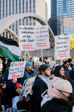 Toronto, Kanada - 28 Ekim 2023: Torontos şehir merkezinde Filistinli destekçiler endişelerini dile getirdiler. Yüksek kalite fotoğraf